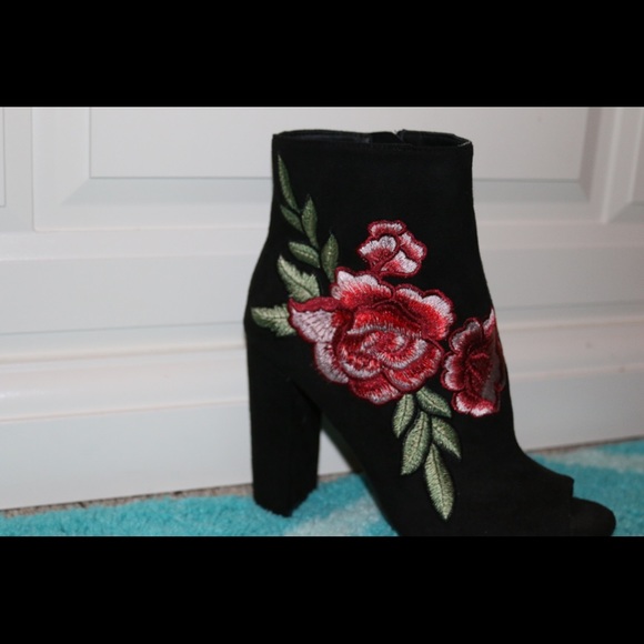 Beautiful Rose embroidered heels - Picture 4 of 4